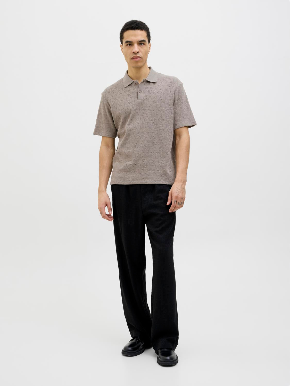 model_shot-front_full